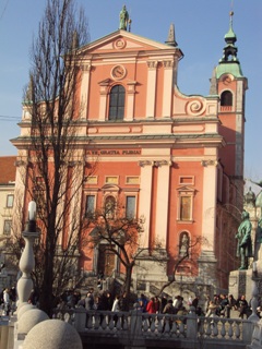 église rose de Ljubljana (Slovénie)